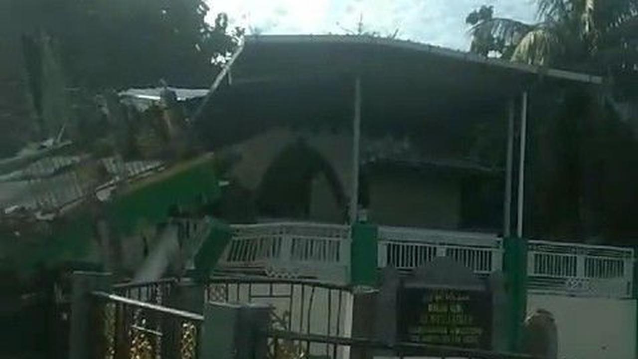 Warga Bawean Dengar Dentuman dari arah Laut saat Gempa Tuban, Rumah hingga Masjid Porak Poranda