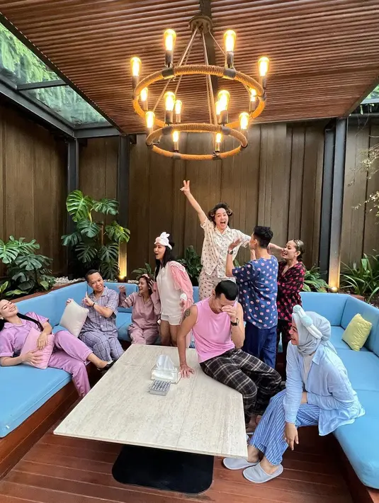 Meski dirayakan sederhana, nggak sedikit yang memuji penampilan Titi yang tetap cantik memesona. Selamat ulang tahun Titi Kamall!  [@ titi_kamall]