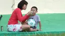 Orang tua ikut menemani anaknya saat mengikuti Milo Football Clinic di Lapangan Sepak Bola Pertamina, Simprug, Jakarta, Minggu (24/4/2016). (Bola.com/Nicklas Hanoatubun)