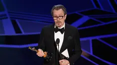 Gary Oldman memberi sambutan dalam Oscar 2018 di Dolby Theater, Los Angeles, Amerika Serikat, Minggu (4/3). Gary menerima penghargaan dalam kategori aktor utama pria terbaik. (Chris Pizzello/Invision/AP)