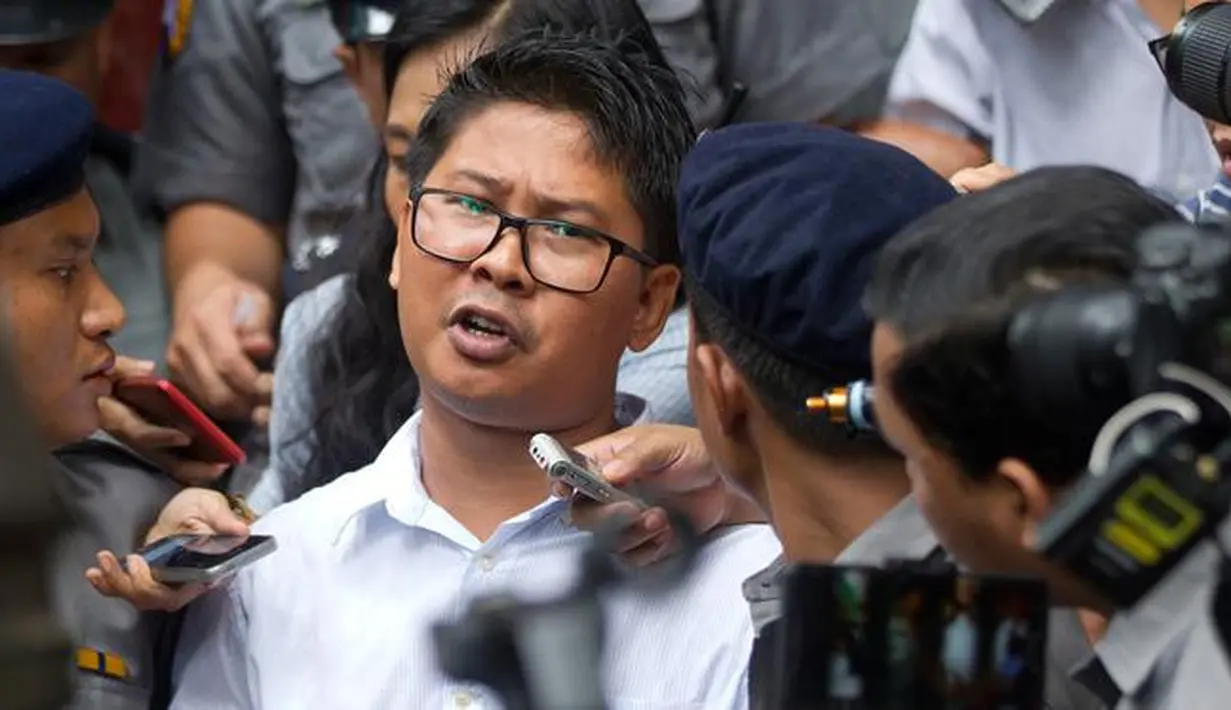 Wartawan Reuters Wa Lone berbicara kepada awak media di luar pengadilan distrik Yangon, Senin (3/9). Pengadilan Myanmar memvonis dua jurnalis Reuters 7 tahun penjara karena kepemilikan ilegal atas dokumen-dokumen resmi pemerintah negara itu (AP/Thein Zaw)