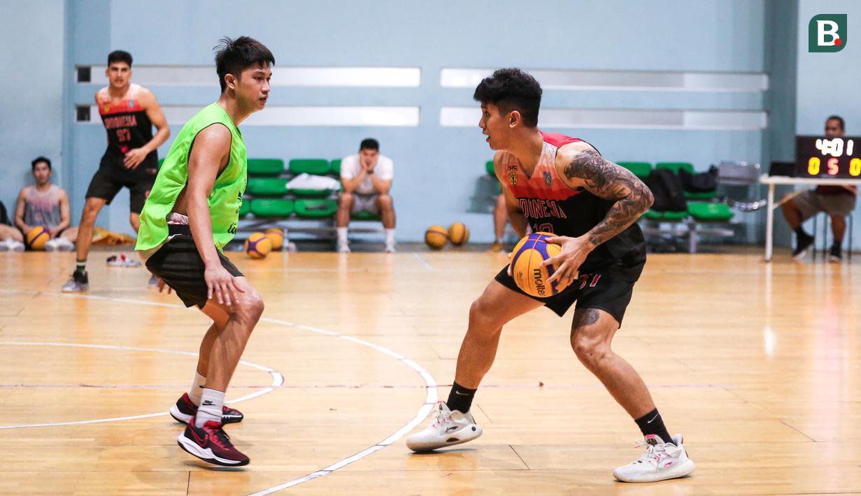 Pemain Timnas Basket 3x3 Indonesia, Kevin Moses Poetiray melakukan pemusatan latihan menjelang SEA Games 2023 di GBK Arena, Senayan, Jakarta, Sabtu (08/03/2023). Skuad asuhan Fandi Andika Ramadhani melakukan dua tahap TC, yaitu 5-19 April dan 26 April-3 Mei sebelum menentukan empat pemain yang akan dibawa ke SEA Games 2023. (Bola.com/Bagaskara Lazuardi)