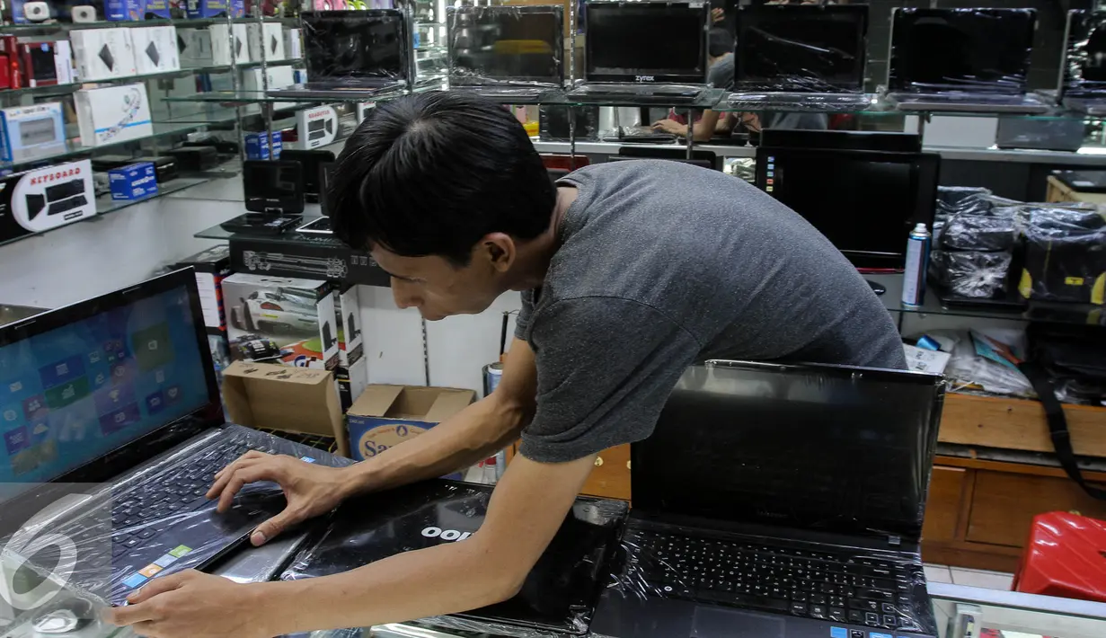 Seorang penjual memeriksa dagangannya di Glodok, Jakarta, Selasa (25/8/2015). Dampak pelemahan nilai tukar Rupiah atas Dollar Amerika yang menembus angka Rp 14 ribu menyebabkan tingkat penjualan barang elektronik menurun. (Liputan6.com/Faizal Fanani)