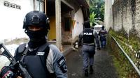Ilustrasi – Polisi berjaga usai penangkapan terduga teroris di Karanglewas, Banyumas. (Liputan6.com/Muhamad Ridlo)