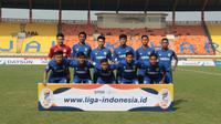 Persib Bandung U-19 berfoto sebelum melawan PS TNI U-19 pada lanjutan Liga 1 2017 U-19 di Stadion Si Jalak Harupat, Sabtu (05/8/2017). Persib Bandung U-19 menang 1-0. (Bola.com/Nicklas Hanoatubun)