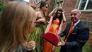 Mahkota Wine Queen/Ratu Anggur saat dipegang Ninorta Behno selama persiapan penobatan dirinya  di Trier, Jerman (3/8). Wanita berusia 26 tahun ini melarikan diri dari perang saudara di Suriah sekitar setengah tahun yang lalu. (REUTERS/Ralph Orlowski)