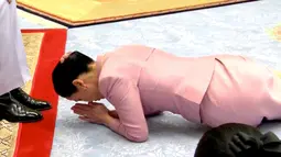 Ratu Suthida memberi hormat kepada Raja Maha Vajiralongkorn saat prosesi pernikahan mereka di Bangkok, Thailand, Rabu (1/5/2019). Ratu Suthida merupakan mantan pramugari Thai Airways dan juga wakil komandan unit pengawal Raja Maha Vajiralongkorn. (Thai TV Pool via Reuters)