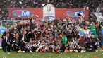 Para pemain Juventus berpesta merayakan keberhasilan meraih gelar juara Coppa Italia usai mengalahkan Lazio di Final Coppa Italia di Olimpico Roma, Italia, Rabu (20/5/2015). Ini merupakan gelar ke 10 Juventus di coppa italia. (Reuters/Giampiero Sposito)