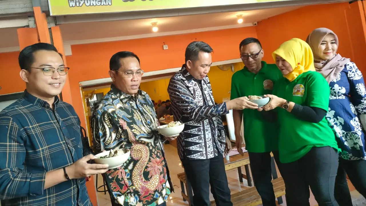 Fawait mendukung pelaku UMKM dengan hadir dalam peresmian kedai Bakso Bucin Wiyungan di kawasan Wiyung, Surabaya. (Istimewa)