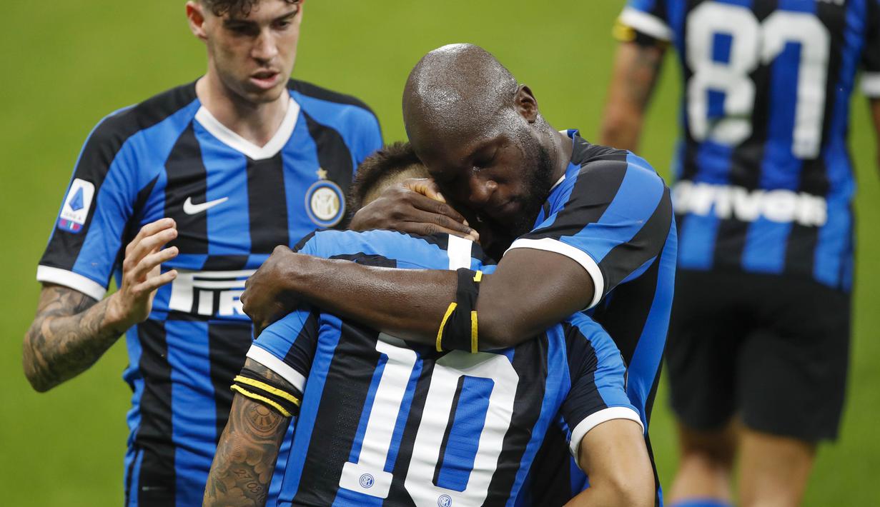 Striker Inter Milan, Lautaro Martinez, dipeluk Romelu Lukaku usai membobol gawang Sampdoria pada laga Serie A di Stadion Giuesepe Meazza, Minggu (21/6/2020). Inter Milan menang 2-1 atas Sampdoria. (AP/Antonio Calanni)