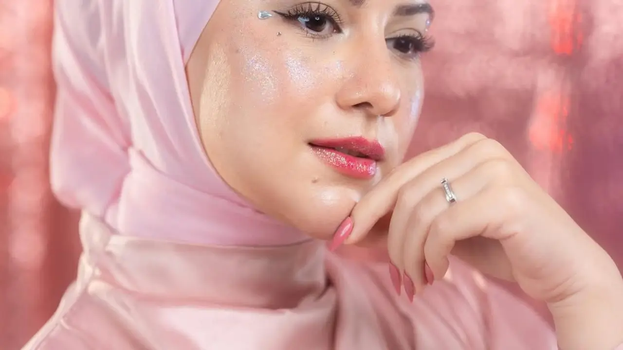 Potret Cantik Irish Bella dengan Glittery Makeup, Ekspresif yang Pancarkan Glowing Natural
