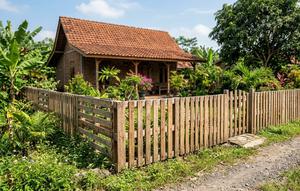 Ide Pagar Rumah dari Kayu Palet Bekas (Foto: Gemini AI)