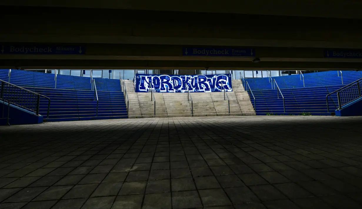 Pintu masuk suporter 'Nordkurve' dari stadion Veltins Arena klub Bundesliga FC Schalke 04 terlihat gelap di Gelsenkirchen, Jerman, Rabu, (29/4/2020). (AP/Martin Meissner)