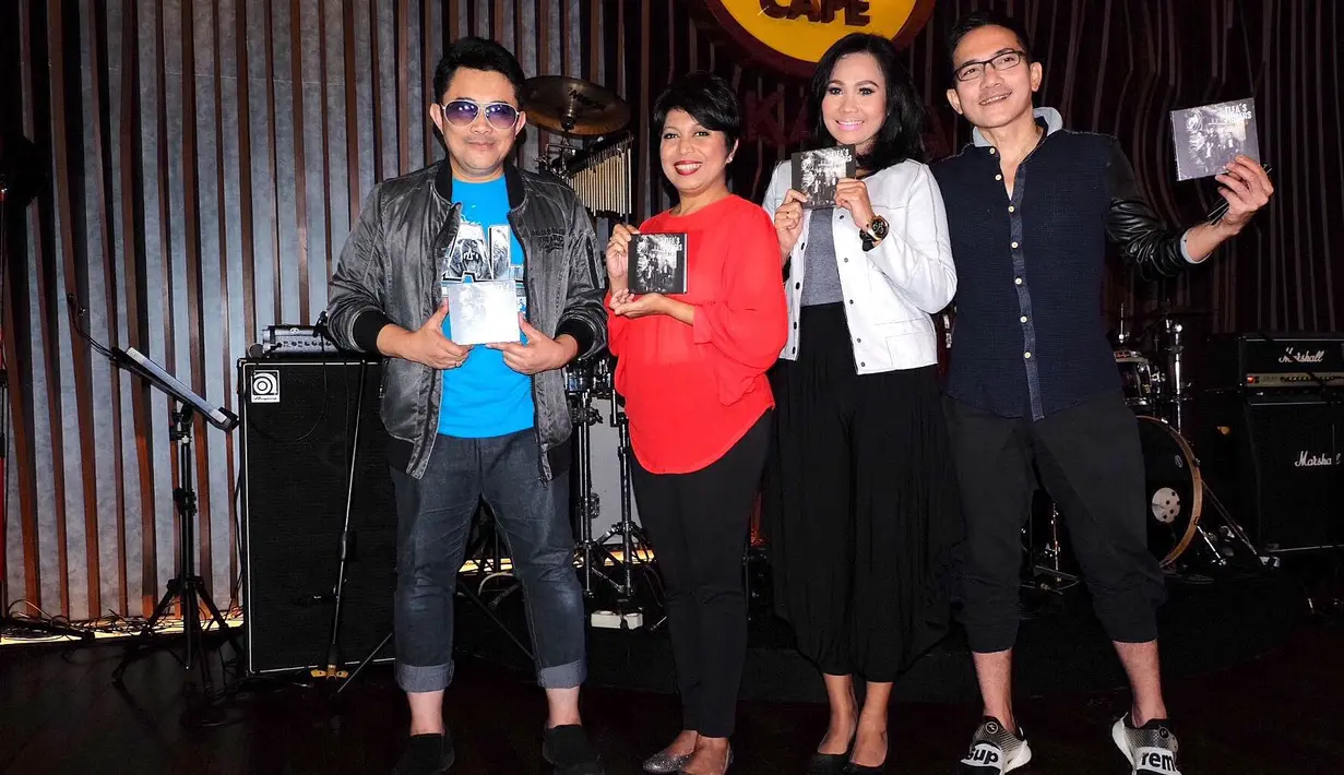 "Kami sempat kehilangan kepercayaan diri apa bisa melanjutkan tanpa beliau. Tapi akhirnya kami menyadari bisa melanjutkan apa yang sudah dipercayakan," terusnya. (Desmond Manullang/Bintang.com)