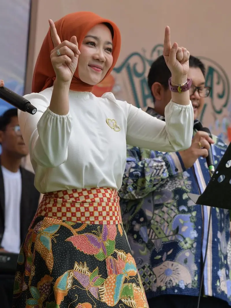 8 Gaya Atalia Praratya yang Dikabarkan Lolos jadi Anggota DPR RI, Kerap Tampil Anggun Dibalut Kebaya hingga Batik