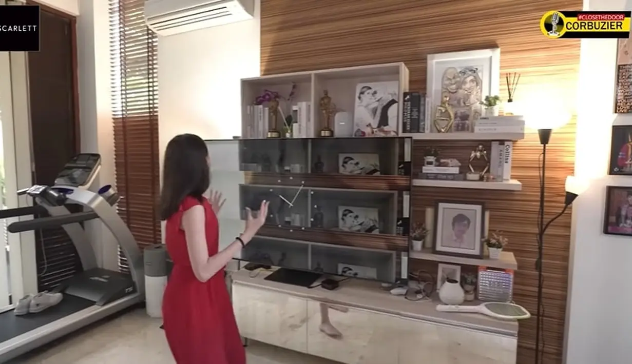 Deddy Corbuzier juga menggunakan perabotan berteknologi canggih. Diantaranya adalah google assistant, hingga robot vacuum cleaner untuk membantu membersihkan rumah. (YouTube/Azka Corbuzier)