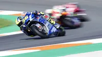 Pembalap Suzuki Esctar, Joan Mir, memimpin balapan MotoGP Valencia di Sirkuit Ricardo Tormo, Minggu (15/11/2020). Meski finis ketujuh, Joan Mir berhasil mengunci gelar juara dunia MotoGP 2020. (AP/Alberto Saiz)