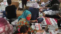 Sejumlah warga melipat dan menyortir surat suara pemilihan Gubernur dan Wakil Gubernur Jawa Barat  2018 di gudang logistik KPU Kabupaten Bogor di Cibinong, Jawa Barat (25/5). (Merdeka.com/Arie Basuki)