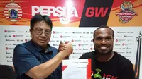 Direktur Utama Persija Jakarta, Gede Widiade, berpose bersama Septinus Alua, pemain yang direkrut Persija dari Perseru Serui. (Dok. Persija Jakarta)