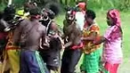 Perang antar kelompok warga Kampung Atas dan Kampung Bawah di Kwamki Lama, Timika, Papua, hari ini kembali memakan korban. Satu orang warga kampung atas tewas terkena panah dan langsung dibakar oleh warga. 