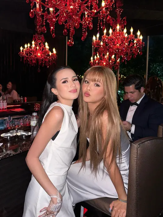 <p>Namun begitu, jika melihat rekam jejaknya, sebenarnya Sorn memang memiliki banyak teman akrab di Indonesia. Dia juga berteman dengan Syahrini. (Foto: Instagram/ sssorn_chonnasorn)</p>