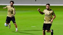 Bek Real Madrid, Dani Carvajal (kanan) dan gelandang Isco saat mengikuti sesi latihan tim di King Abdullah Sport City di kota pelabuhan Arab Saudi, Jeddah (7/1/2020). Real Madrid akan bertanding melawan Valencia pada semifinal Piala Super Spanyol pada Kamis (9/1/2020) dini hari WIB. (AFP/Giuseppe Ca