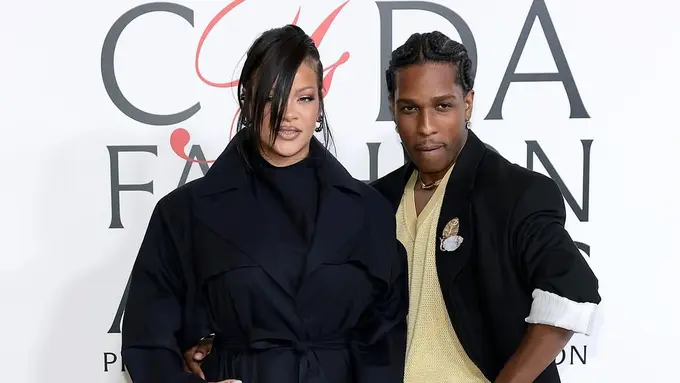 Gaya Postpartum Rihanna Dampingi A$AP Rocky Terima Penghargaan di CFDA 2025