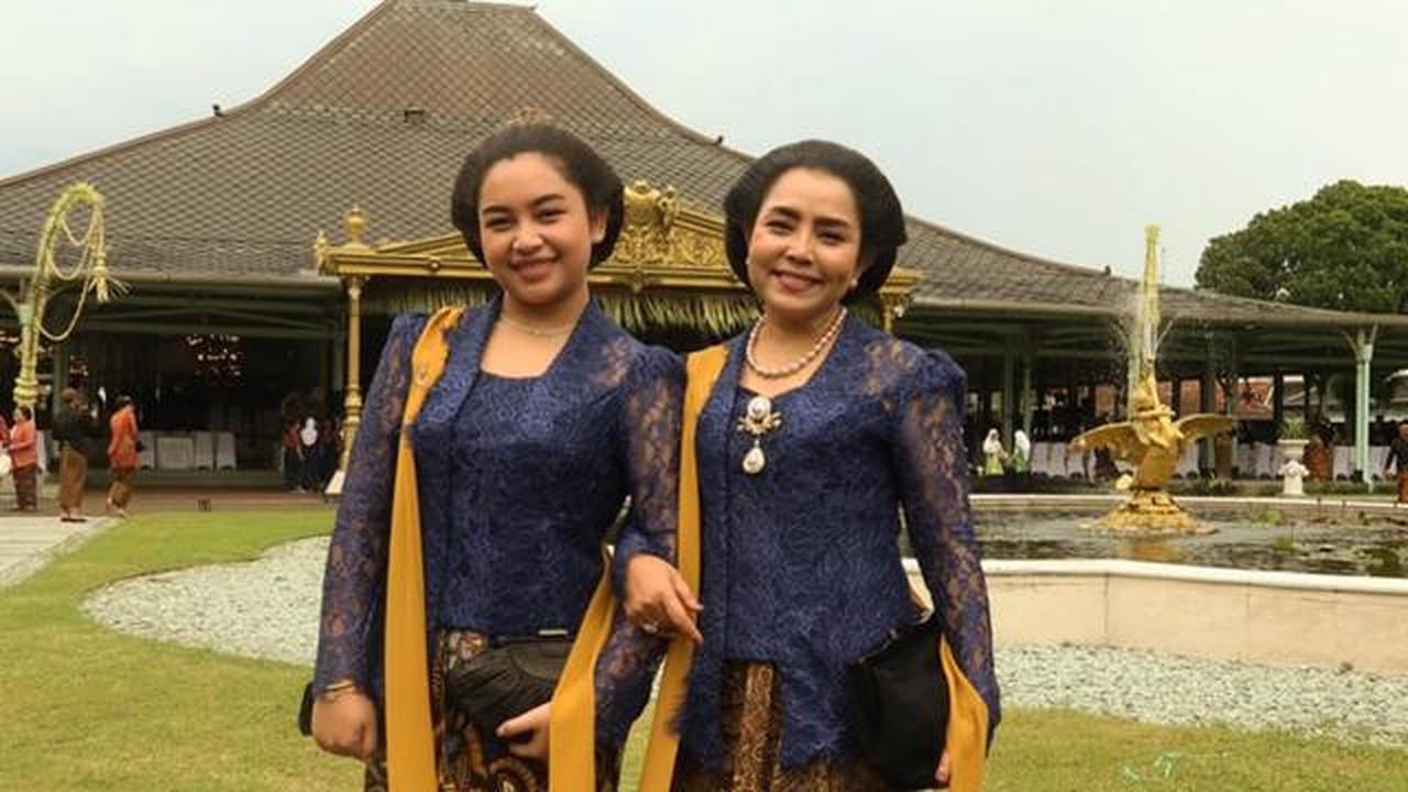 Cantik, 6 Potret Mayangsari dan Khirani Trihatmodjo Kompak Pakai Kebaya Biru di Acara Solo