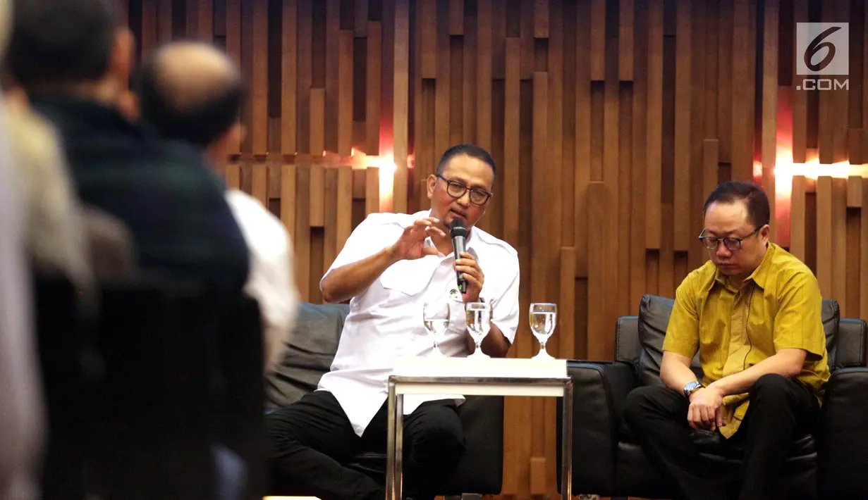 Dirjen Aplikasi Informatika Kemkominfo, Samuel A. Pangerapan (kiri) didampingi Presiden Direktur Liputan6.com, Karaniya Dharmasaputa memberi pemaparan saat menjadi narasumber dalam seminar di SCTV Tower, Jakarta, Senin (13/11).(Liputan6.com/Faizal Fanani)