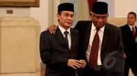 Pelaksana Tugas (Plt) pimpinan KPK, Taufiqurahman Ruki (kanan) bersama Johan Budi berbincang sebelum mengikuti gladi bersih pelantikan di Istana Merdeka, Jakarta, Jumat (20/2/2015). (Liputan6.com/Faizal Fanani)