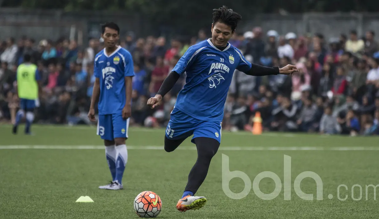 Bek Persib Bandung, Achmad Jufriyanto, berusaha melepaskan tendangan saat latihan. Pada latihan tersebut para pemain Maung Bandung tampak mengasah kemampuan mencetak gol. (Bola.com/Vitalis Yogi Trisna)