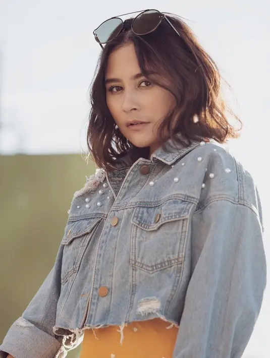 Meski sudah bisa dibilang sukses dengan kariernya di dunia hiburan saat ini, Prilly yang masih giat kuliah ini berpendapat bahwa dengan kuliah bukanhanya untuk mencari uang. Melainkan untuk menambah ilmu dan pengalaman. (Instagram/prillylatuconsina96)