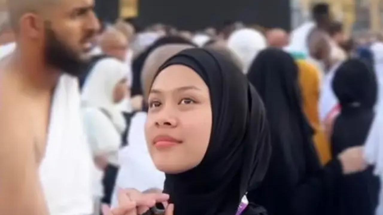 7 Potret Melly Lee Umroh Tampil Berhijab Mirip Masa SMP, Tak Pakai Makeup