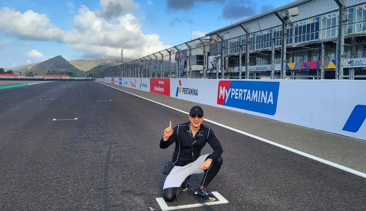 Jajal Sirkuit Mandalika, Ari Wibowo terlihat maskulin dengan long sleeve dan biker pants [@ariwibowo_official]