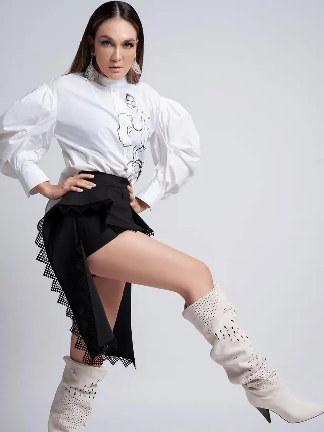 Gaya Pemotretan Terbaru Luna Maya. (Sumber: Instagram/winstongomez)