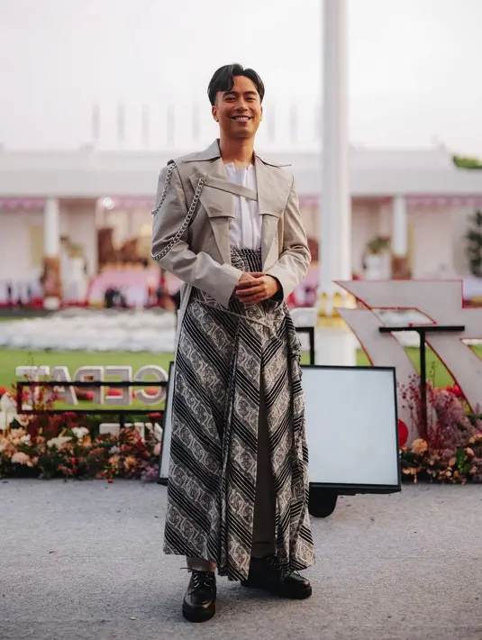 <p>Vidi Aldiano juga tampak turut hadir di Istana Negara, mengikuti prosesi Upacara HUT ke-77 RI. Vidi tampil mengenakan busana edgy yang memadukan atasan putih dan blazer cokelat berantai dengan kain batik sebagai bawahan rancangan RM Radinindra Nayaka Anilasuta.</p>