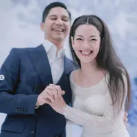 Budisatrio Djiwandono, politikus sekaligus keponakan prabowo baru saja menggelar pernikahan bersama sang kekasih Mila Gunawan. Penampilan sang istri yang anggun jadi sorotan. [Foto: Instagram/ Budisatrio Djiwandono]