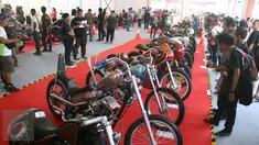  Pengunjug melihat motor di pameran Tumplek Blek 2017 di Senayan, Jakarta, Sabtu (1/4). Otobursa Tumplek Blek 2017 menampilkan sekitar 400 lapak dan bursa seputar dunia otomotif, spare parts, aksesori, dan banyak lagi. (Liputan6.com/Angga Yuniar)