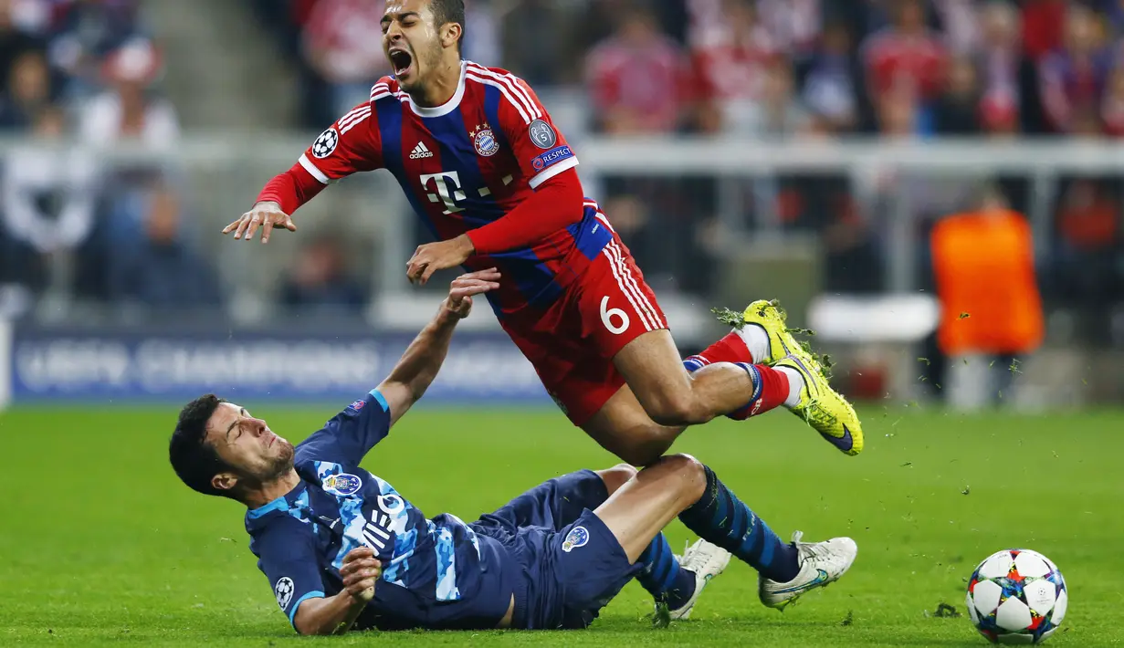 Pelanggaran pemain Porto, Ivan Marcano kepada Thiago Alcantara (Reuters/Michaela Rehle)