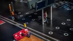Sejumlah penanda jaga jarak sosial (social distancing) terlihat di lantai Stasiun Kereta Gare du Nord, Paris, Prancis, Kamis (7/5/2020). Stasiun Kereta Gare du Nord menerapkan penanda jaga jarak sosial untuk mempersiapkan kedatangan penumpang dalam jumlah besar. (Xinhua/Aurelien Morissard)