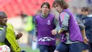 Kapten Barcelona Carles Puyol (kanan) menjajal lapangan Wembley Stadium dalam sesi latihan, 27 Mei 2011, sehari jelang partai final Liga Champions kontra MU. AFP PHOTO/LLUIS GENE