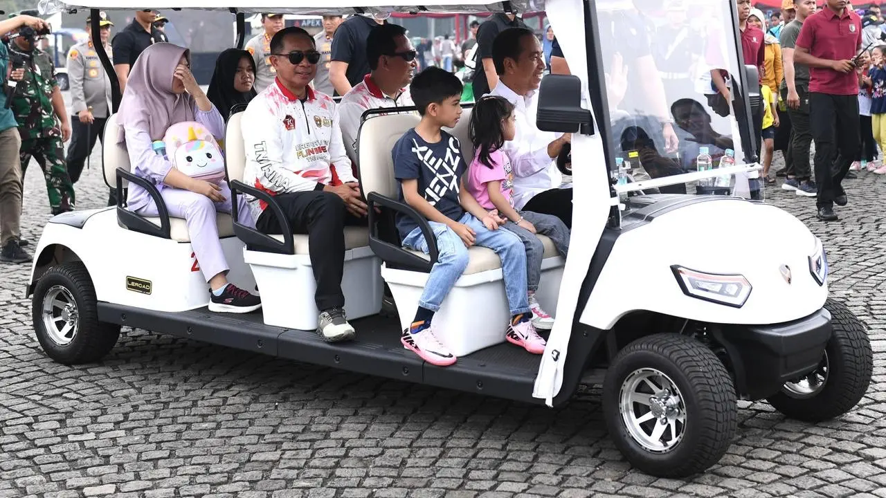 Presiden Jokowi mengajak cucunya ke pameran alutsista dalam rangka HUT TNI di Monas, Minggu (22/9/2024)