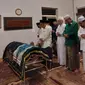 KH Bahaudin Nur Salim (Gus Baha) memimpin salat jenazah diikuti Gus Mus dan kyai lainnya di depan jenazah KH Nadjib Hassan.(Liputan6.com/Arief Pramono)