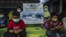 Siswa dan guru berdoa untuk 53 awak kapal selam KRI Nanggala 402 yang hilang di perairan Bali, di sebuah sekolah Islam di Surabaya, Jumat (24/4/2021). Kapal selam KRI Nanggala-402 yang membawa 53 awak dilaporkan hilang kontak di perairan Bali, Rabu, 21 April kemarin. (Juni Kriswanto/AFP)