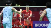 Pemain ganda putra Indonesia, Leo Rolly Carnando yang berpasangan dengan Daniel Marthin bersiap melakukan serve saat menghadapi sesama pasangan Indonesia, Fajar Alfian/Muhammad Rian Ardianto pada laga semifinal Daihatsu Indonesia Masters 2024 di di Istora Senayan, Jakarta, Sabtu (27/1/2024). Leo/Daniel menang rubber game dengan skor 19-21, 21-14 dan 21-17. (Bola.com/Pradipta Rama)