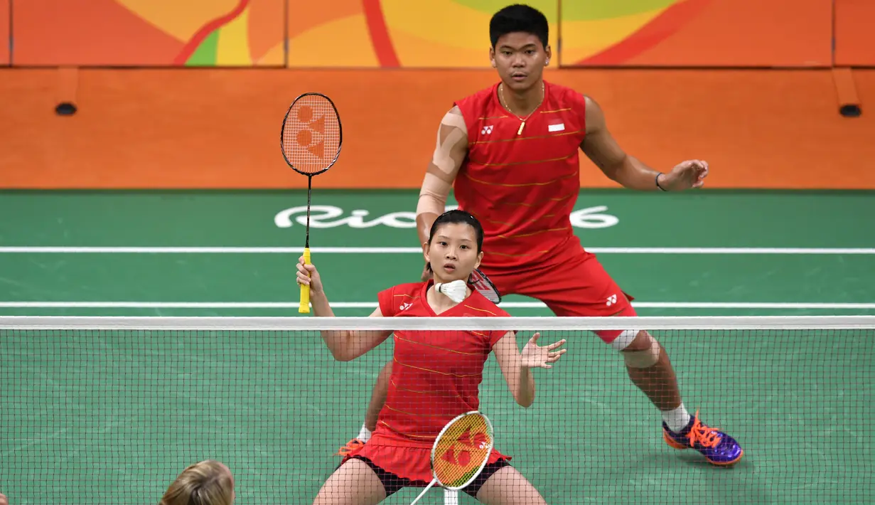 Ganda campuran Indonesia, Praveen Jordan dan Debby Susanto saat menghadapi ganda campuran asal Jerman, Michael Fuchs dan Birgit Michels dalam babak penyisihan Grup A Olimpiade 2016 di Rio de Janeiro, Brasil, Jumat (12/8). (AFP PHOTO/Ed Jones)