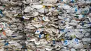 Kontainer berisi sampah plastik dari Australia siap dikirim kembali ke negara asal di Port Klang, sebelah barat Kuala Lumpur, Malaysia, Selasa (28/5/2019). Malaysia menjadi tujuan alternatif utama untuk sampah plastik setelah China melarang impor limbah tersebut. (Mohd RASFAN/AFP)