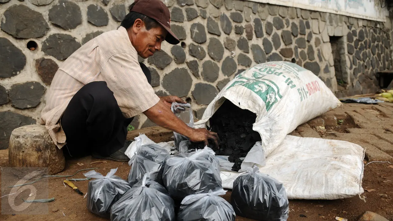 20151231-Jelang Malam Pergantian Tahun, Pedagang Jagung dan Arang Menjamur-Jakarta