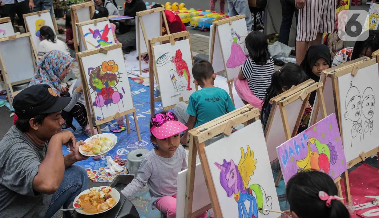 Anak-anak mewarnai gambar saat car free day (CFD) di kawasan Bundaran HI, Jakarta, Minggu (27/10/2019). Kegiatan tersebut digelar untuk melatih keterampilan motorik halus serta mengembangkan kreativitas dan imajinasi pada anak. (Liputan6.com/ Faizal Fanani)