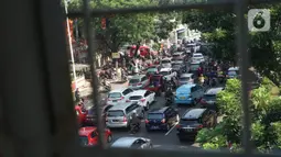 Suasana kendaraan terjebak macet di i Jalan Lenteng Agung Raya, Tanjung Barat, Jakarta Selatan, Selasa (20/10/2020). Mulai meningkatnya aktivitas warga selama PSBB transisi menyebabkan kemacetan kembali terjadi di sejumlah titik Ibu Kota. (Liputan6.com/Immanuel Antonius)